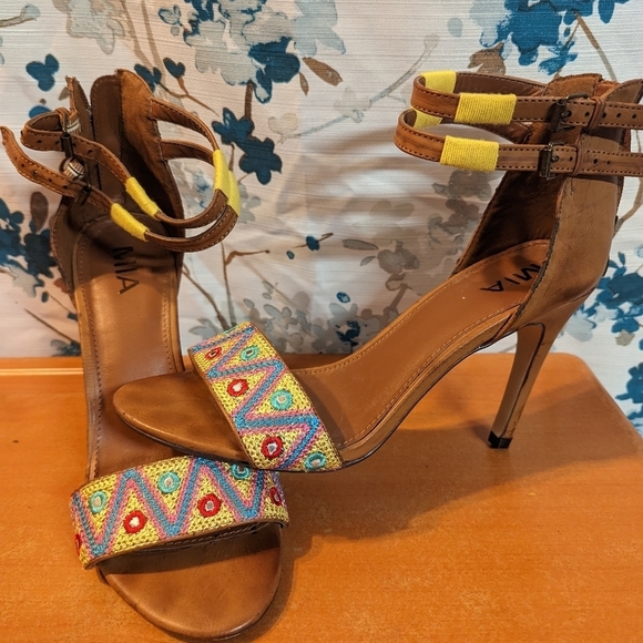 MIA Women's Brown and Yellow Courts - Picture 2 of 7